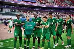 包含本菲卡重伤倒地，国安全队围拢祈祷，场面感人的词条