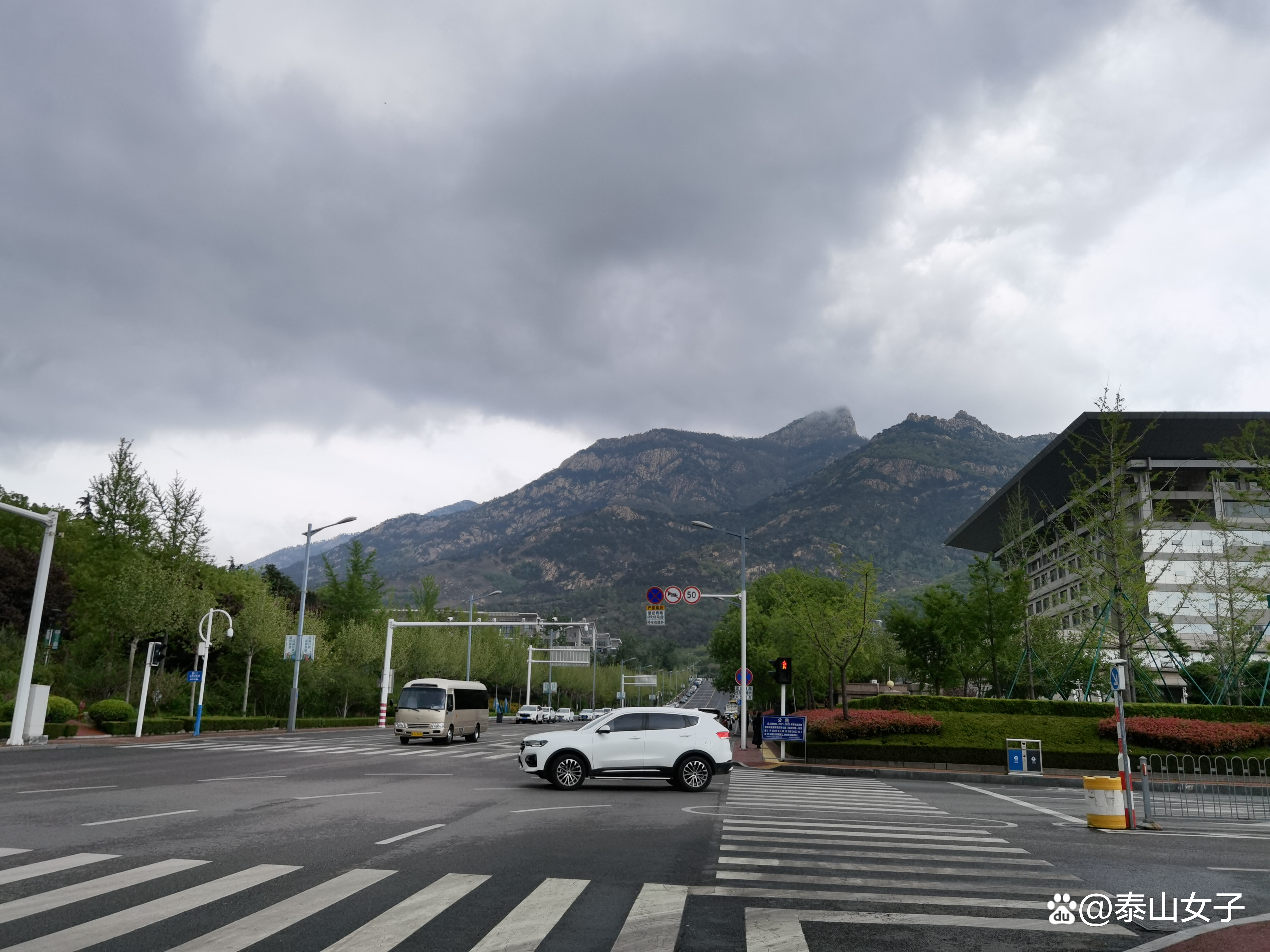包含泰山重伤倒地，国安全队围拢祈祷，场面感人的词条